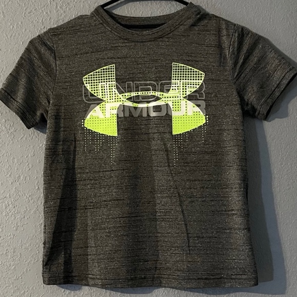 Under Armour Logo Performance‎ Tee Boys Youth Small Gray/Green Heat Gear Loose - Picture 1 of 6